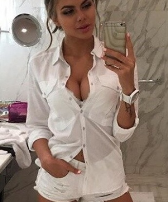 Горячая брюнетка приглашает в гости и обещает море разврата и страсти. Готова исполнить все твои желания без ограничений. Звони, и ты не пожалеешь! 7251, 25 лет